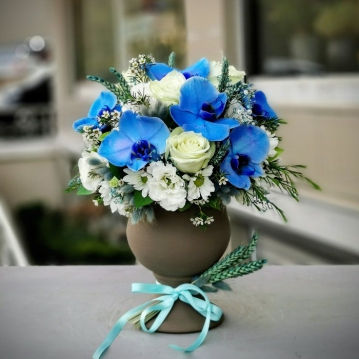 Mavi Orkide ve Güller