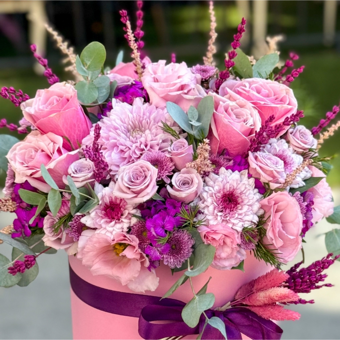 Kutuda Güller ve Kır Çiçekleri