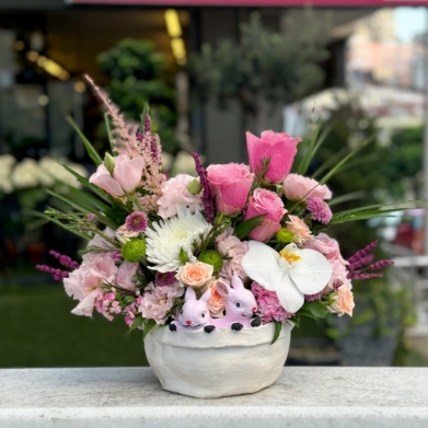 Sevimli Tavşanlar - Güller ve Orkide